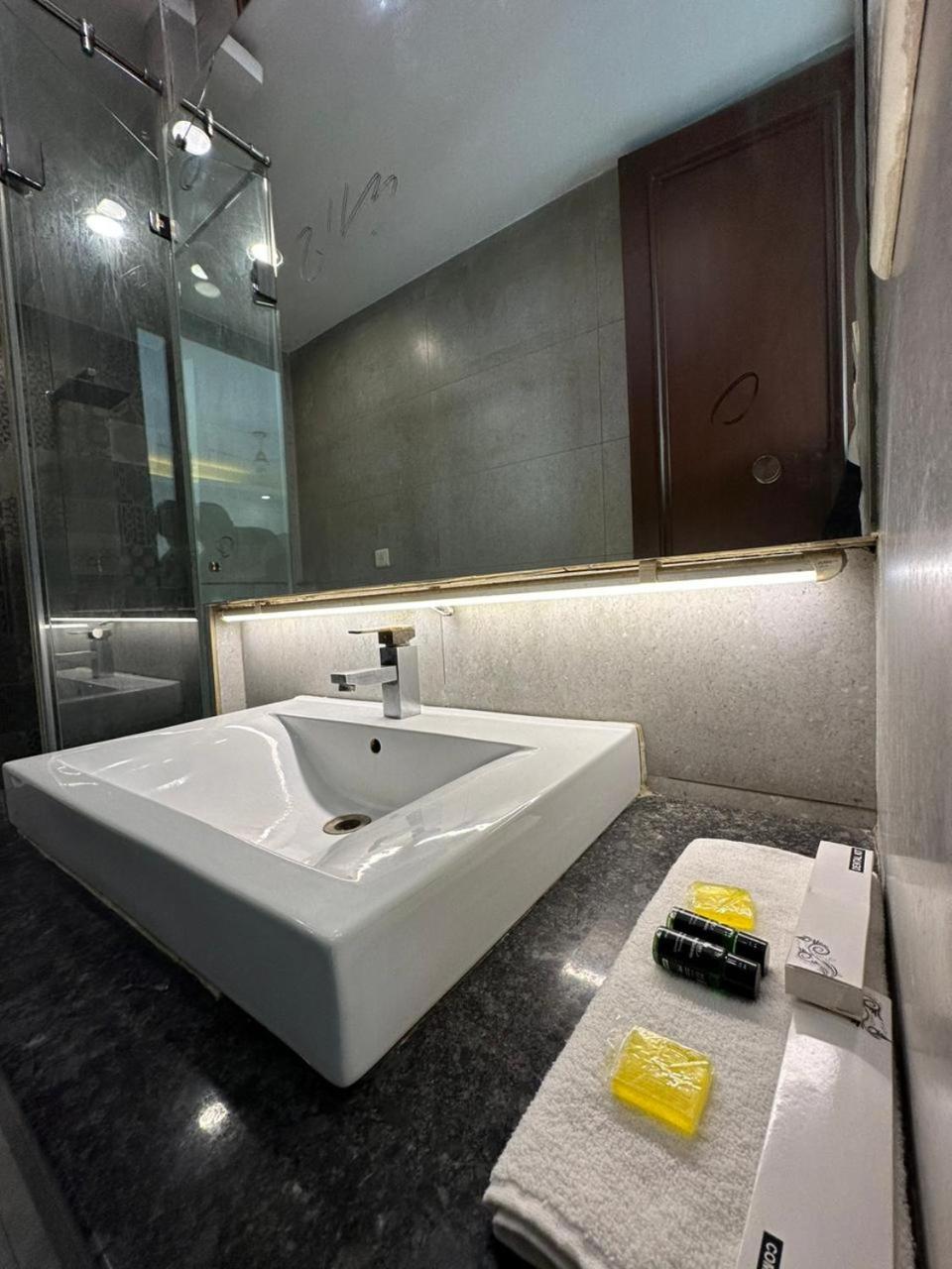 Hotel The Imperio New Delhi Ngoại thất bức ảnh